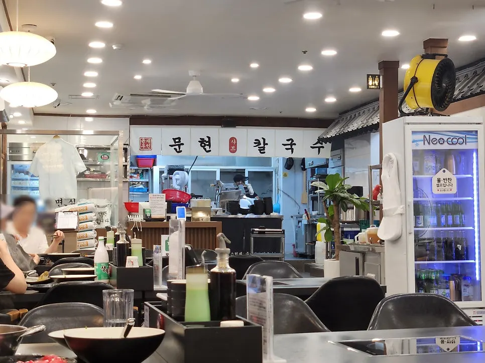아기의자가 놓인 좌석 공간