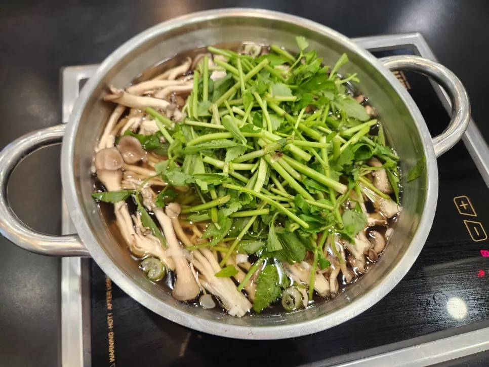 빠르게 차려진 샤브샤브 한상