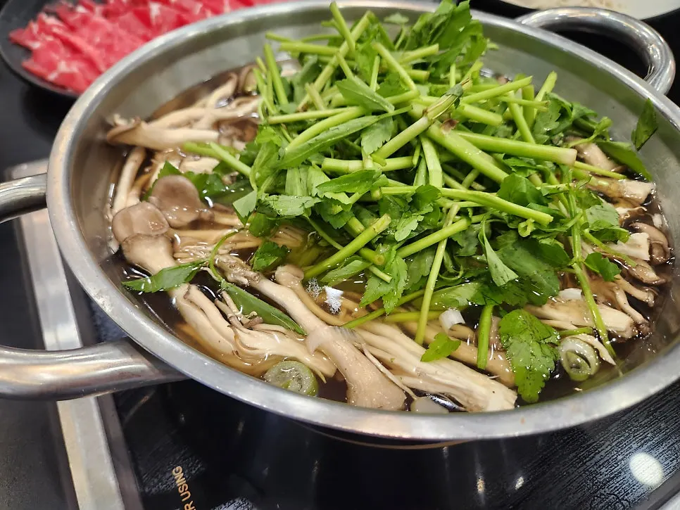 야채가 담긴 샤브샤브 접시