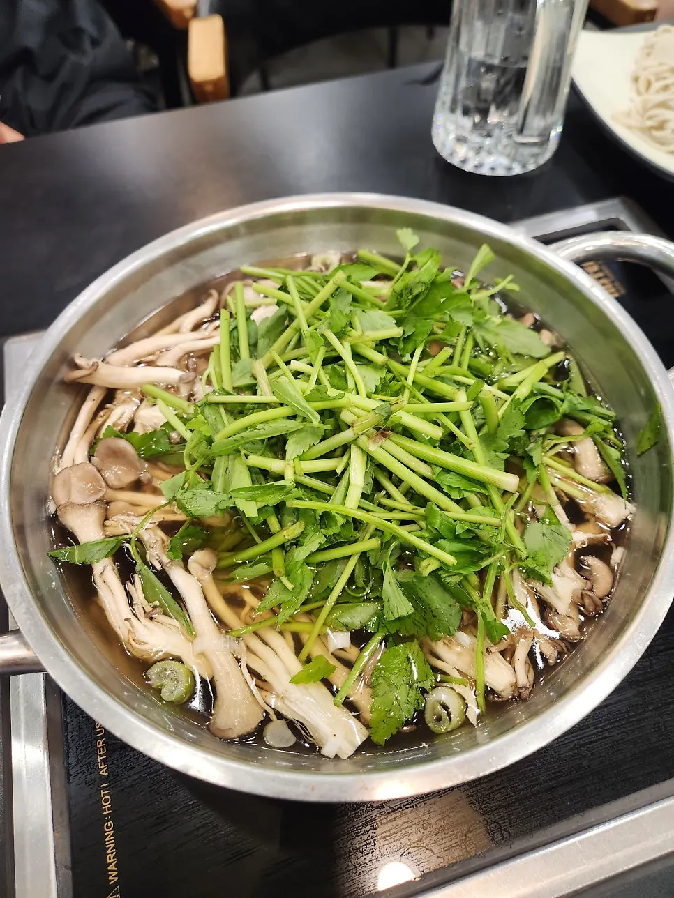 끓는 하얀 육수 냄비