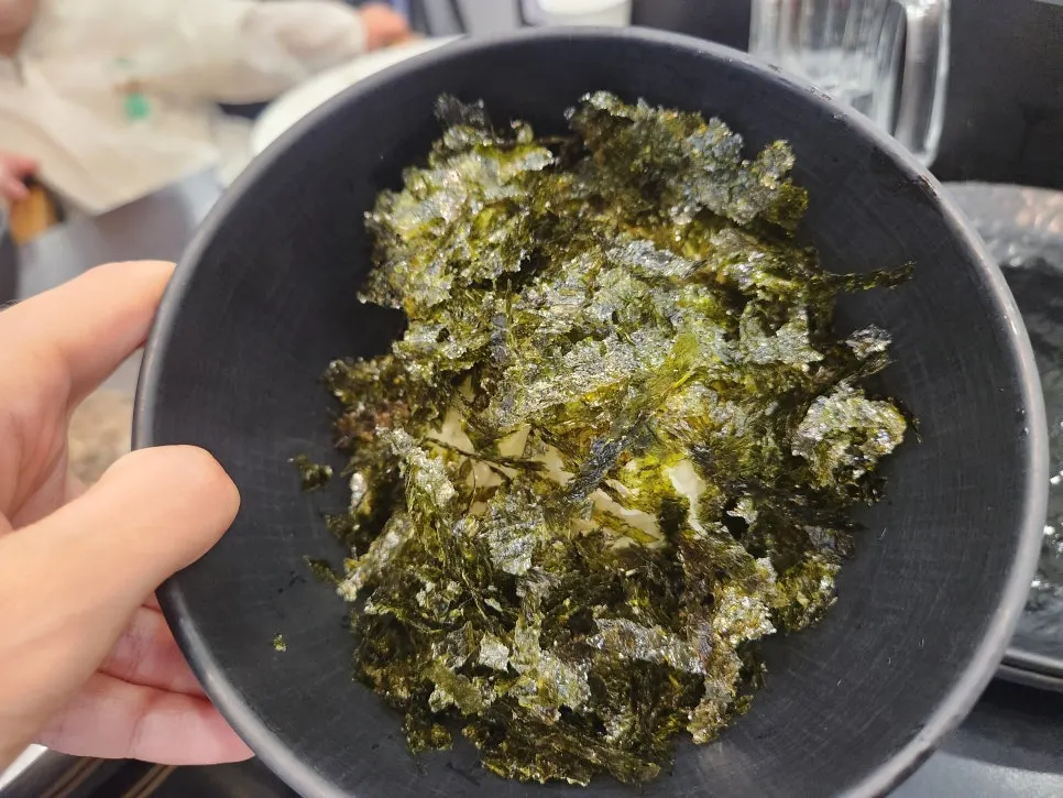 기본으로 나온 볶음밥과 칼국수 면