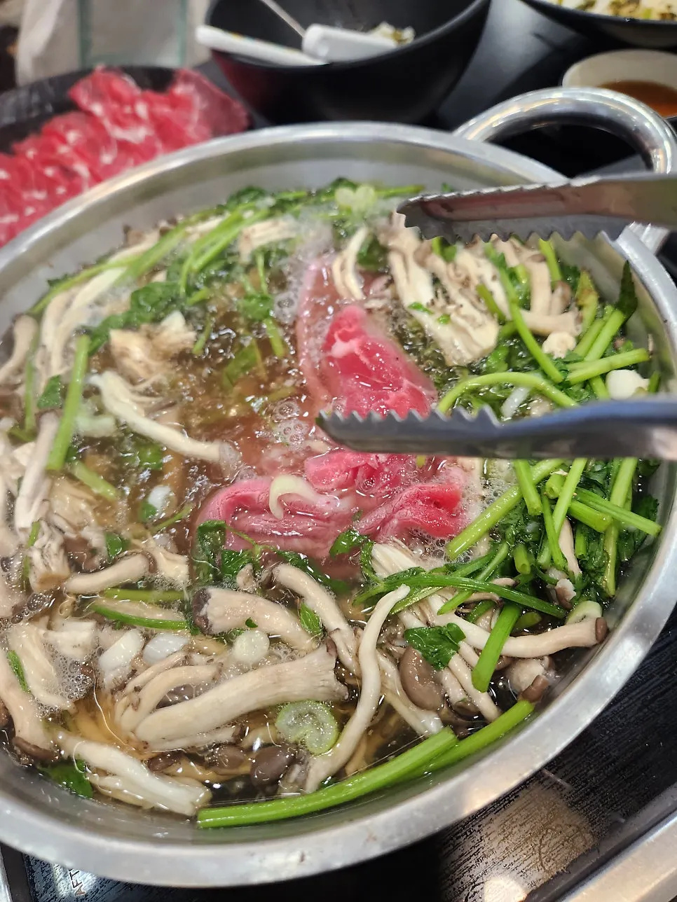 육수에 익히는 버섯과 채소