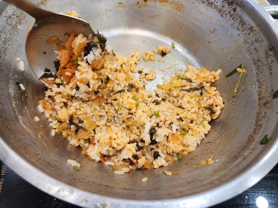 칼국수 면을 넣은 냄비