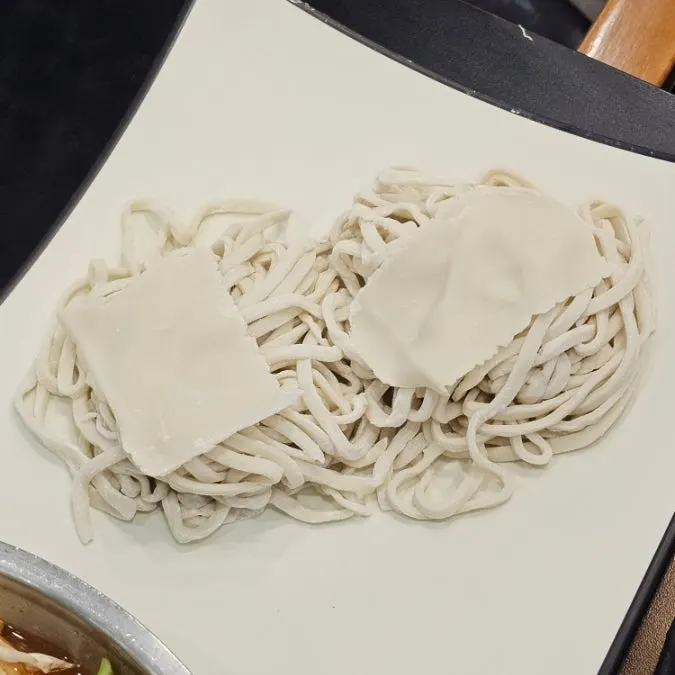 접시에 담겨 나온 샤브용 등심