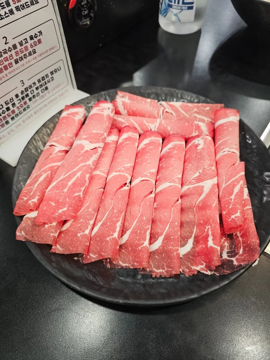 추가 주문한 버섯과 공심채 접시