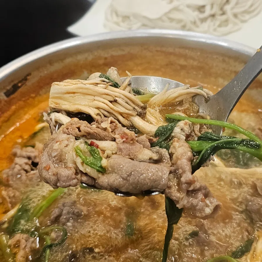 육수가 밴 버섯과 고기