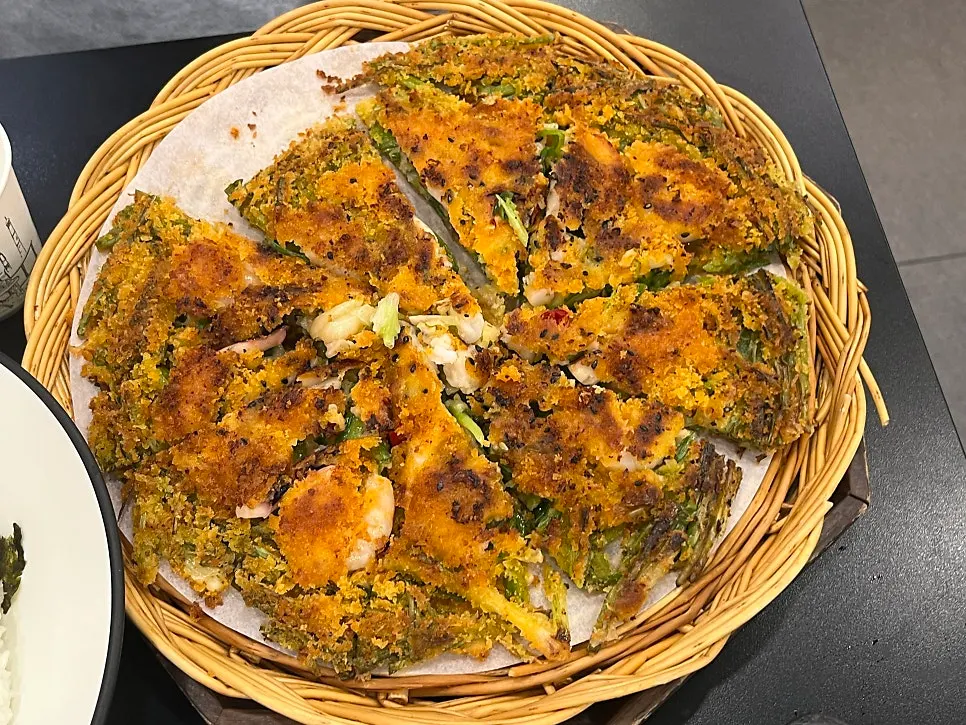 Large, pizza-like crispy seafood pajeon