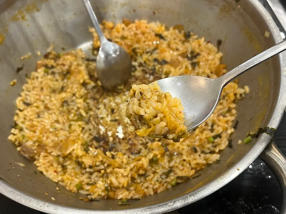 Finishing fried rice made with kimchi and seaweed flakes