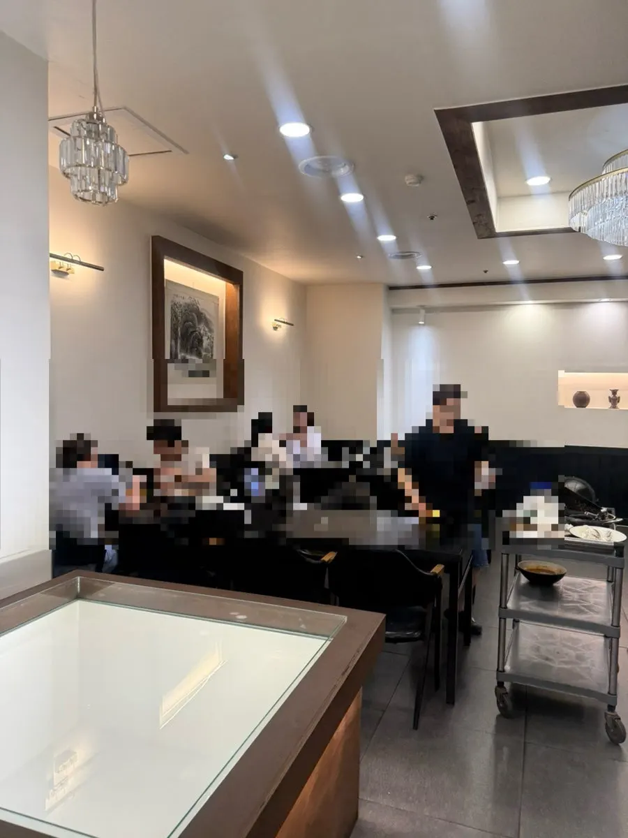 Dining area at Yunujae Munhyeon Shabu Kalguksu