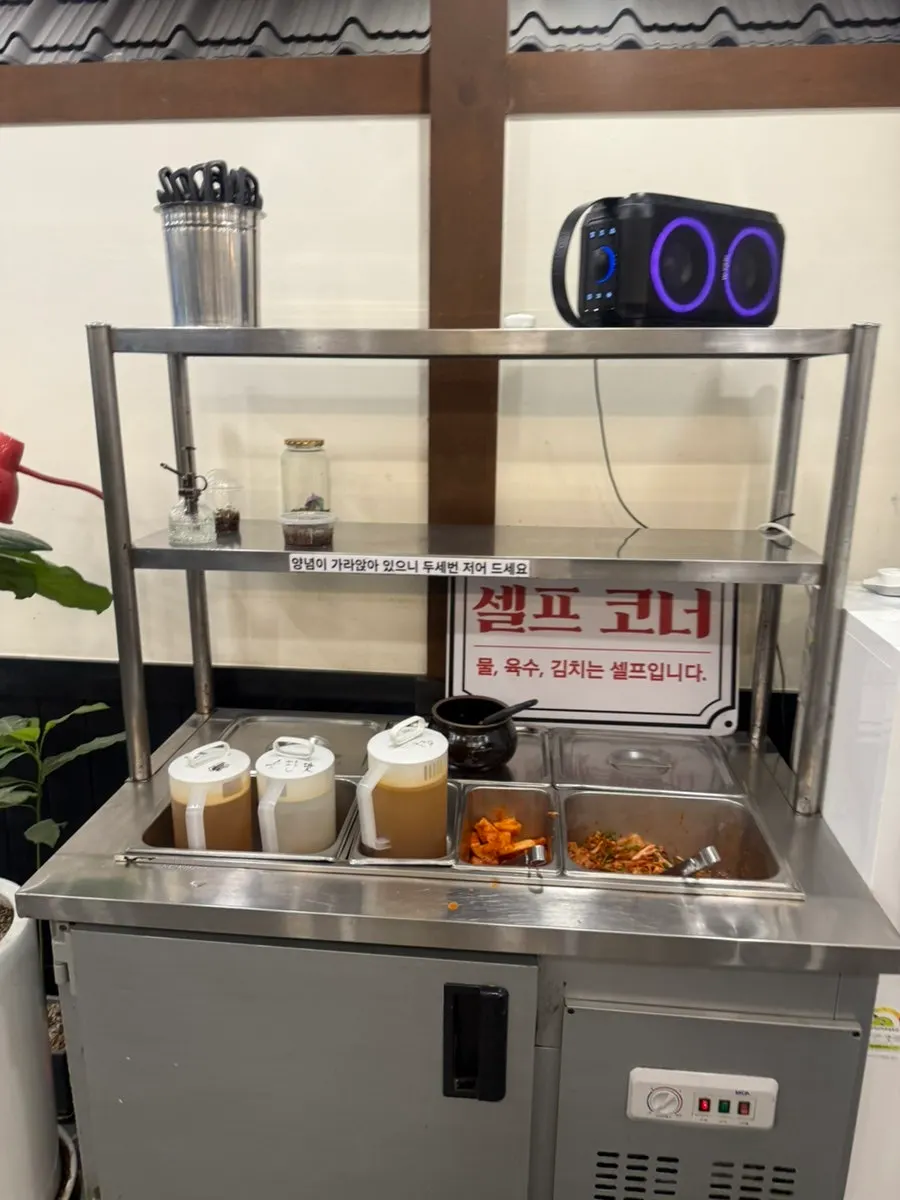 Self-service station for small plates and sauces