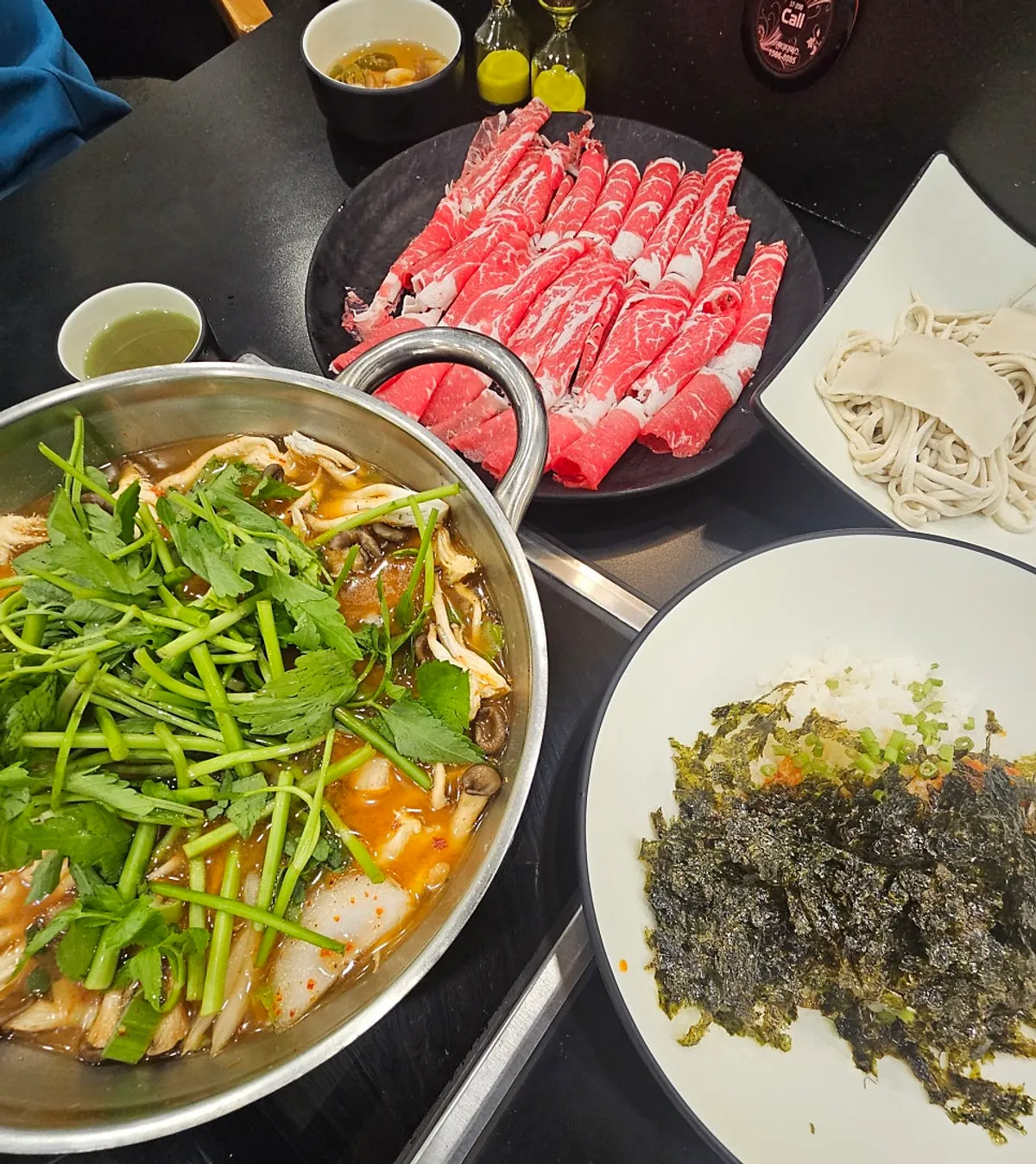 Yunujae Munhyeon Shabu Kalguksu signature menu