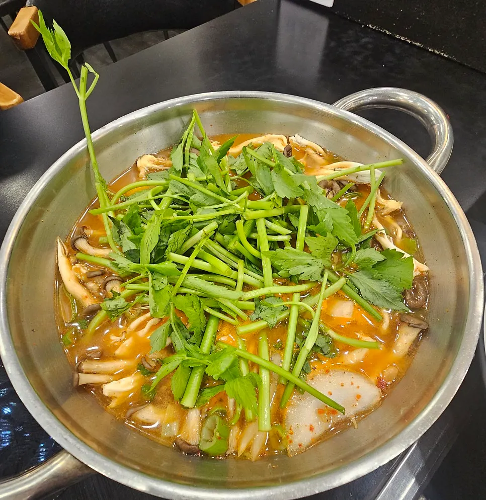 Sirloin and mushroom-vegetable shabu kalguksu