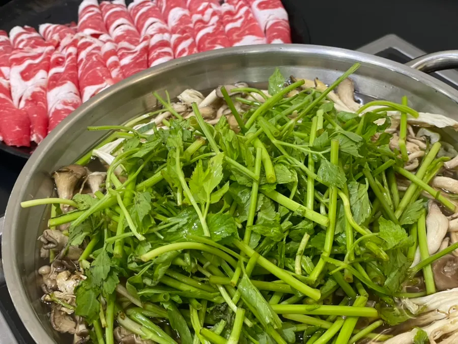 Full table spread of shabu kalguksu at Yunujae Munhyeon Shabu Kalguksu