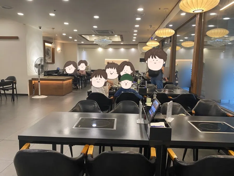 Table seating at Yunujae Munhyeon Shabu Kalguksu