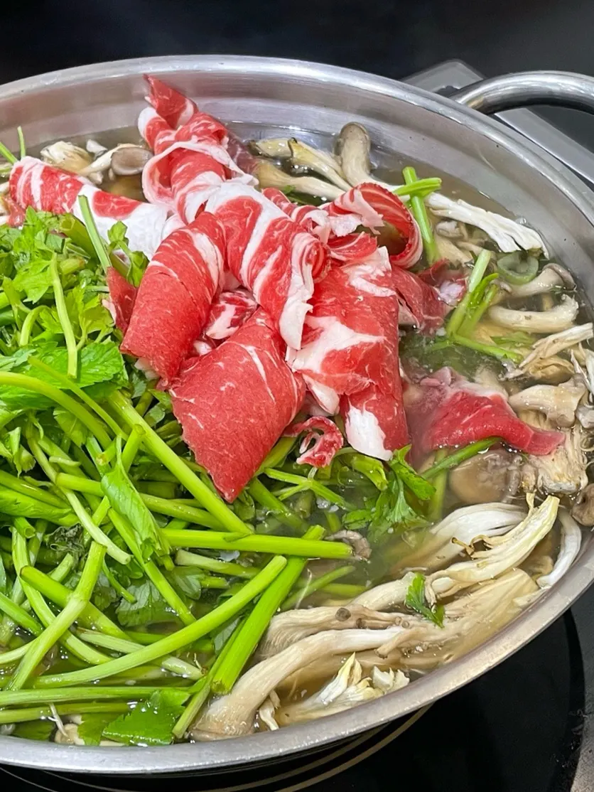 A bite of shabu-shabu with meat and vegetables together