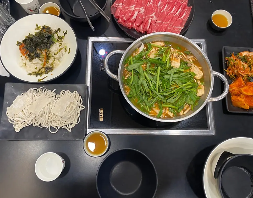 Putting beef sirloin into the red broth