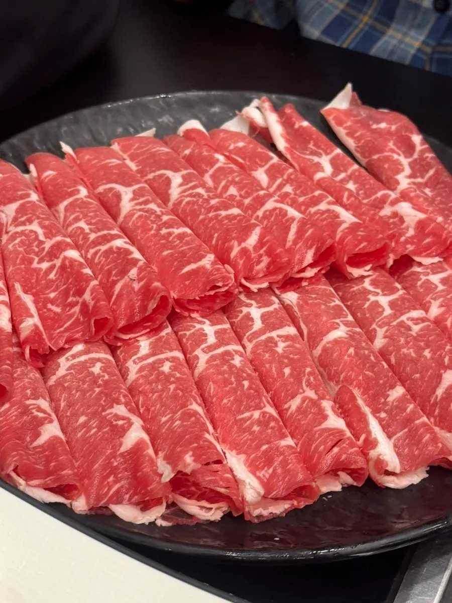 3인분 버섯과 미나리 채소 접시