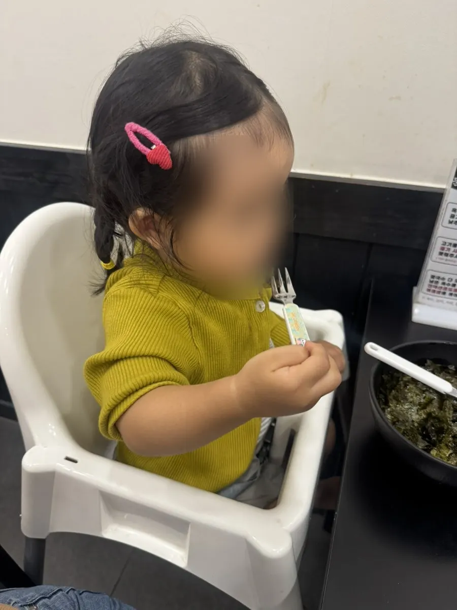 뜨거운 물에 담가 내어준 수저