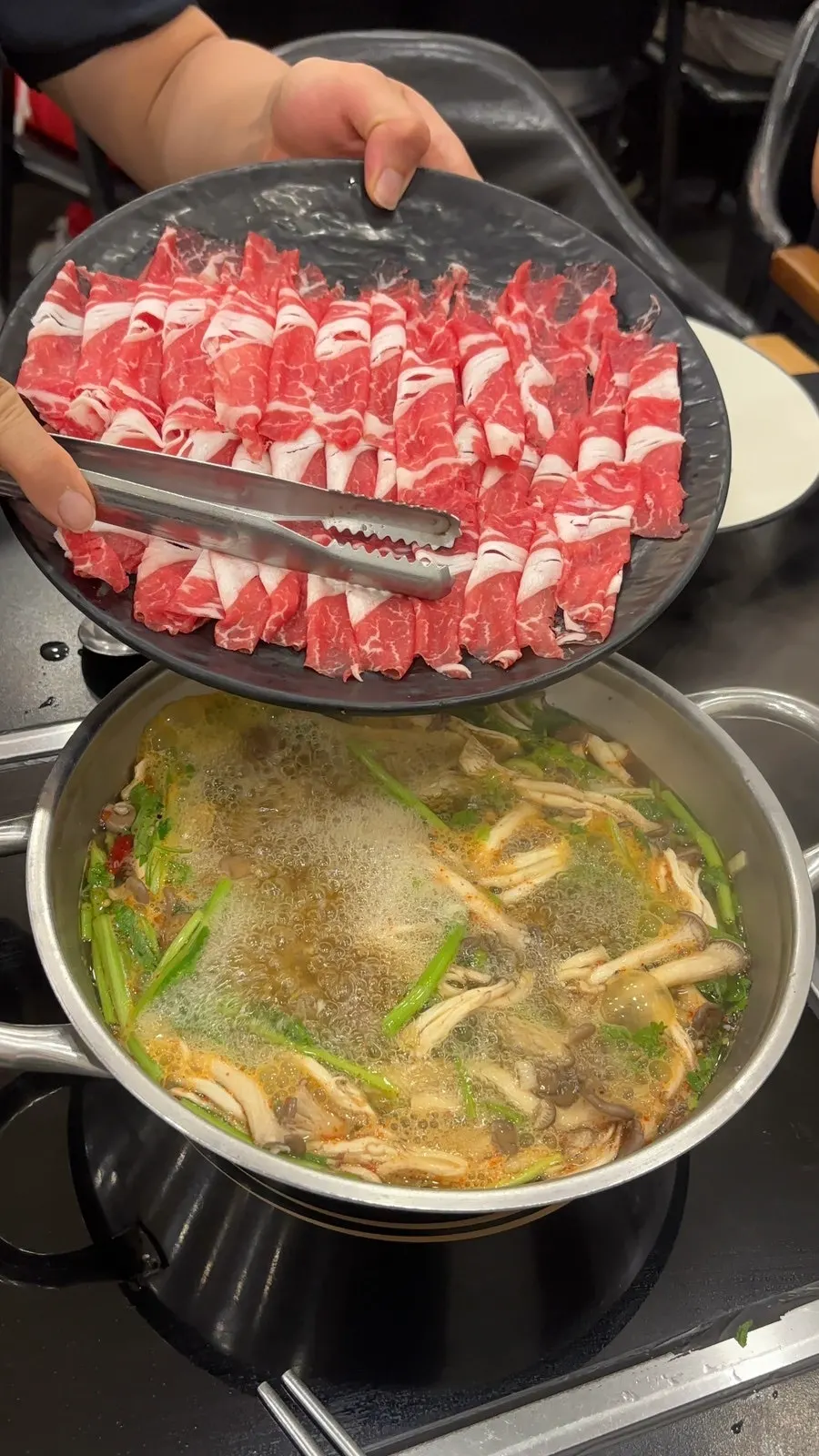 하얀 국물 샤브칼국수 한 상