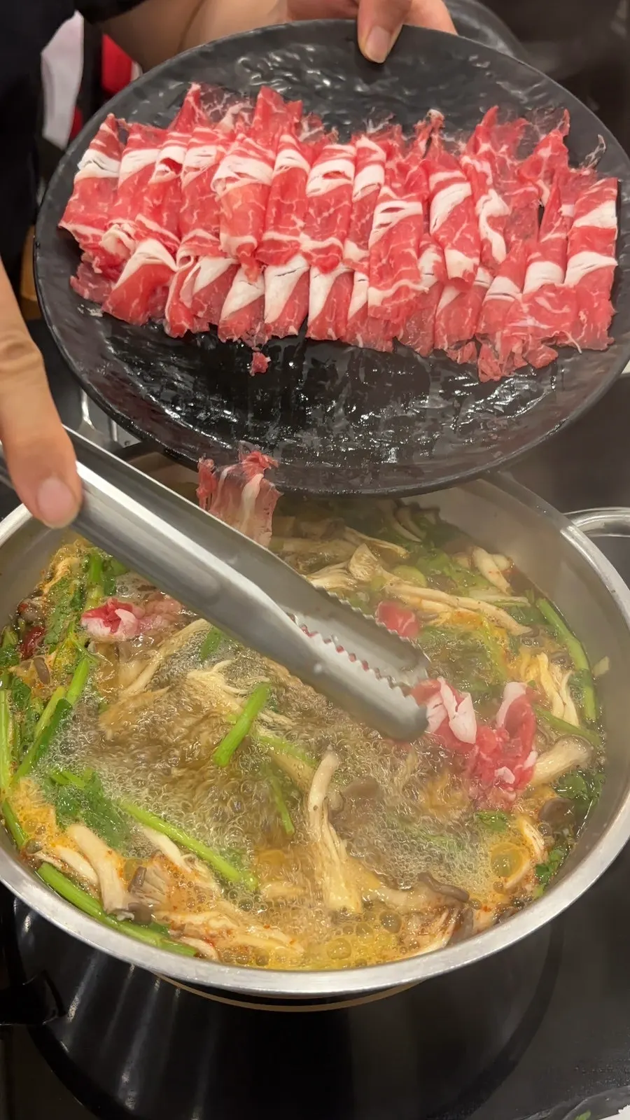 끓이기 전 하얀 육수 냄비