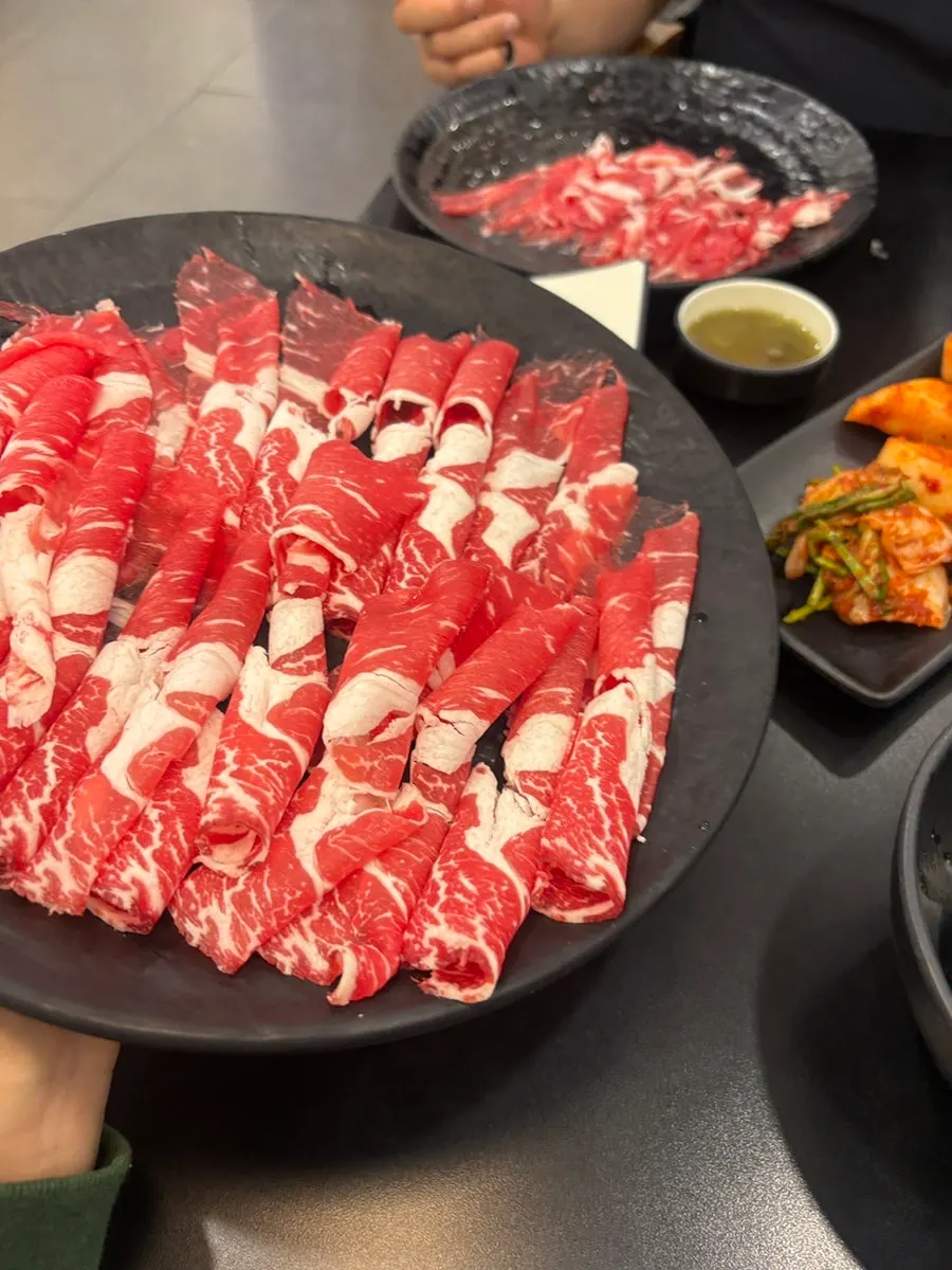 푸짐하게 나온 고기와 채소 접시