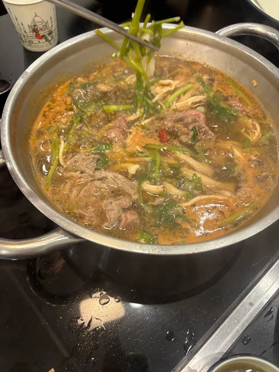 육수에 채소를 넣어 끓이는 모습