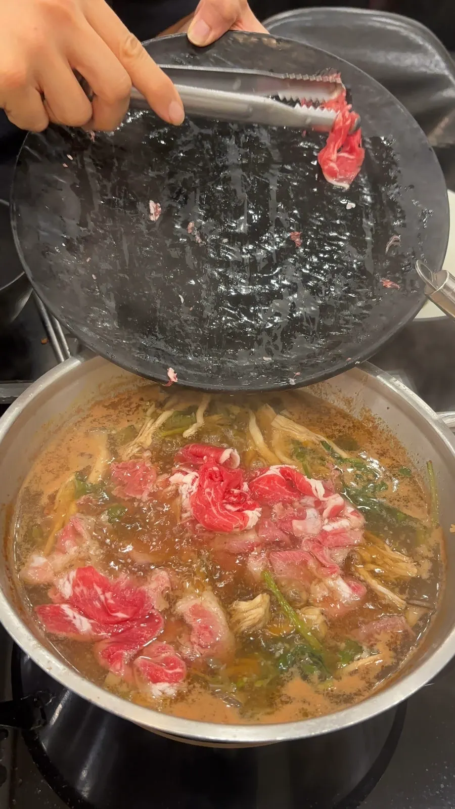 숨이 죽은 미나리와 버섯이 든 국물