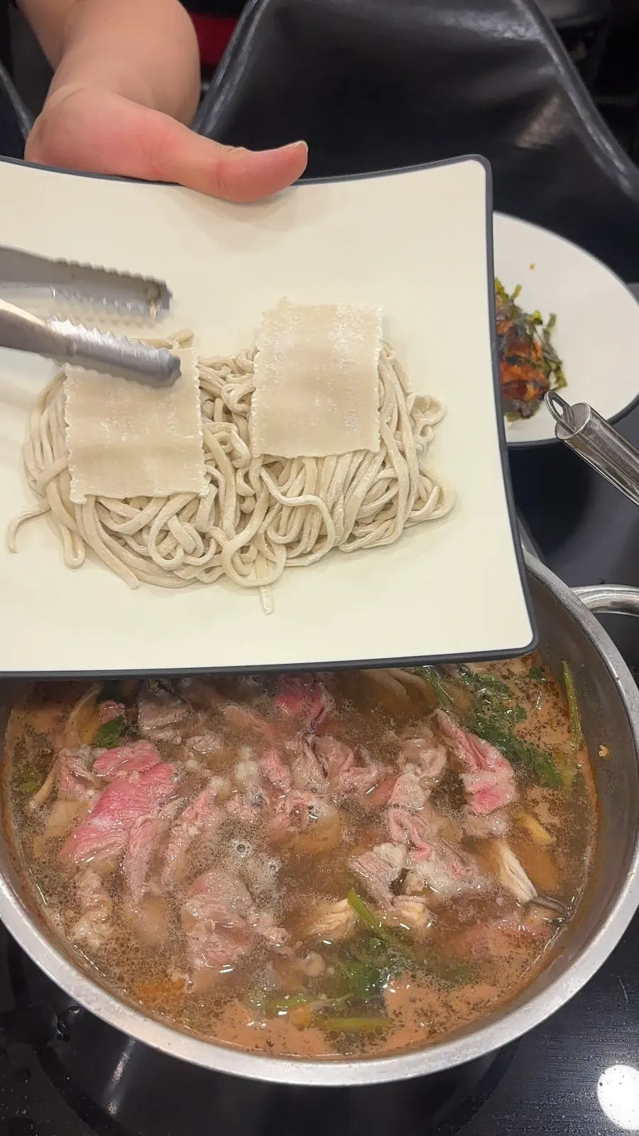 육수에 칼국수 면을 넣는 모습