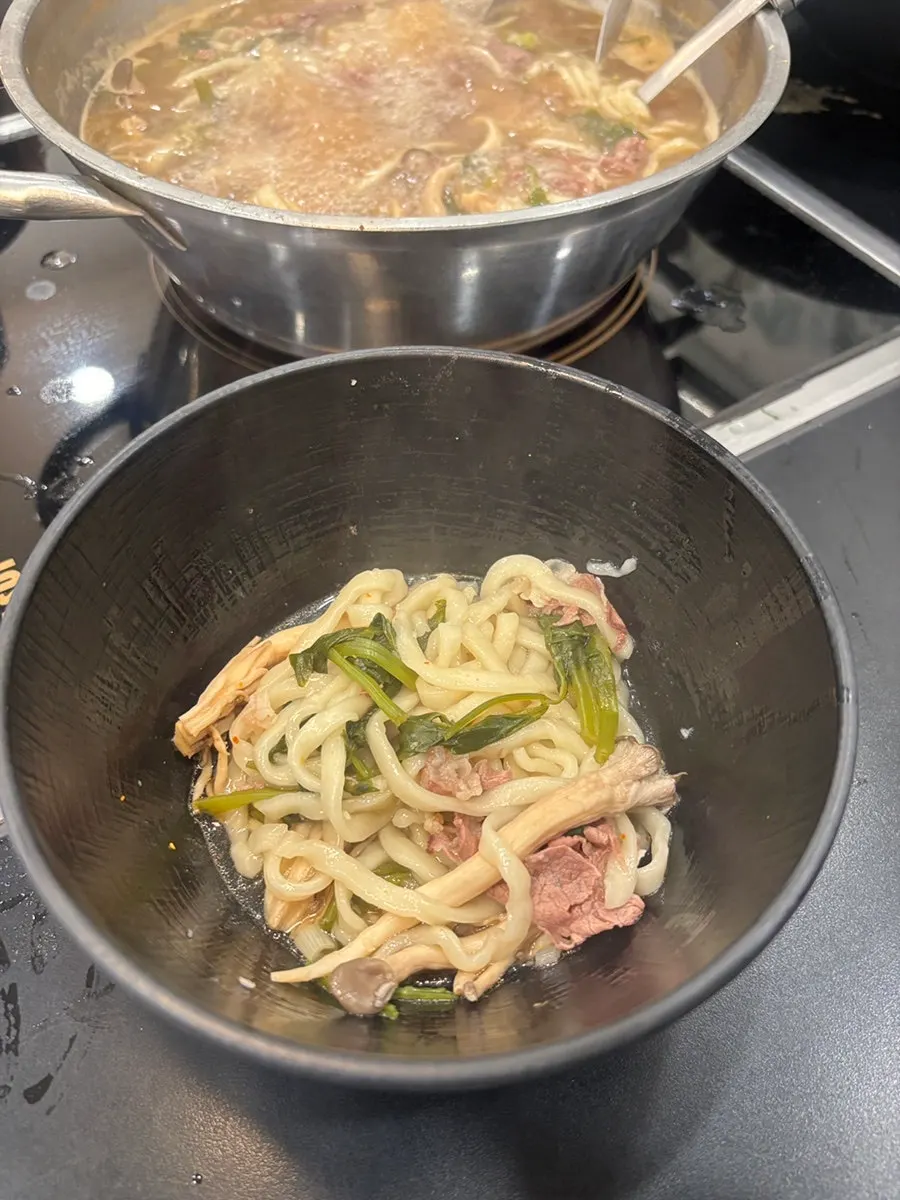 끓여낸 샤브 국물 칼국수