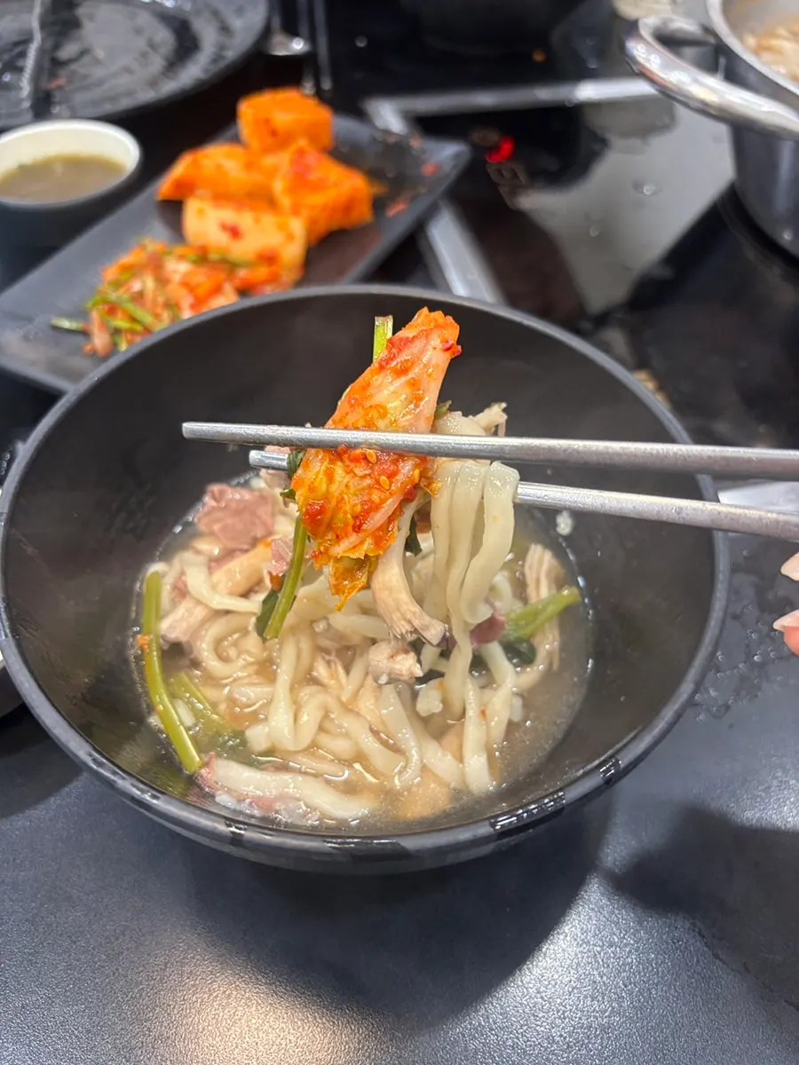 그릇에 덜어 담은 칼국수