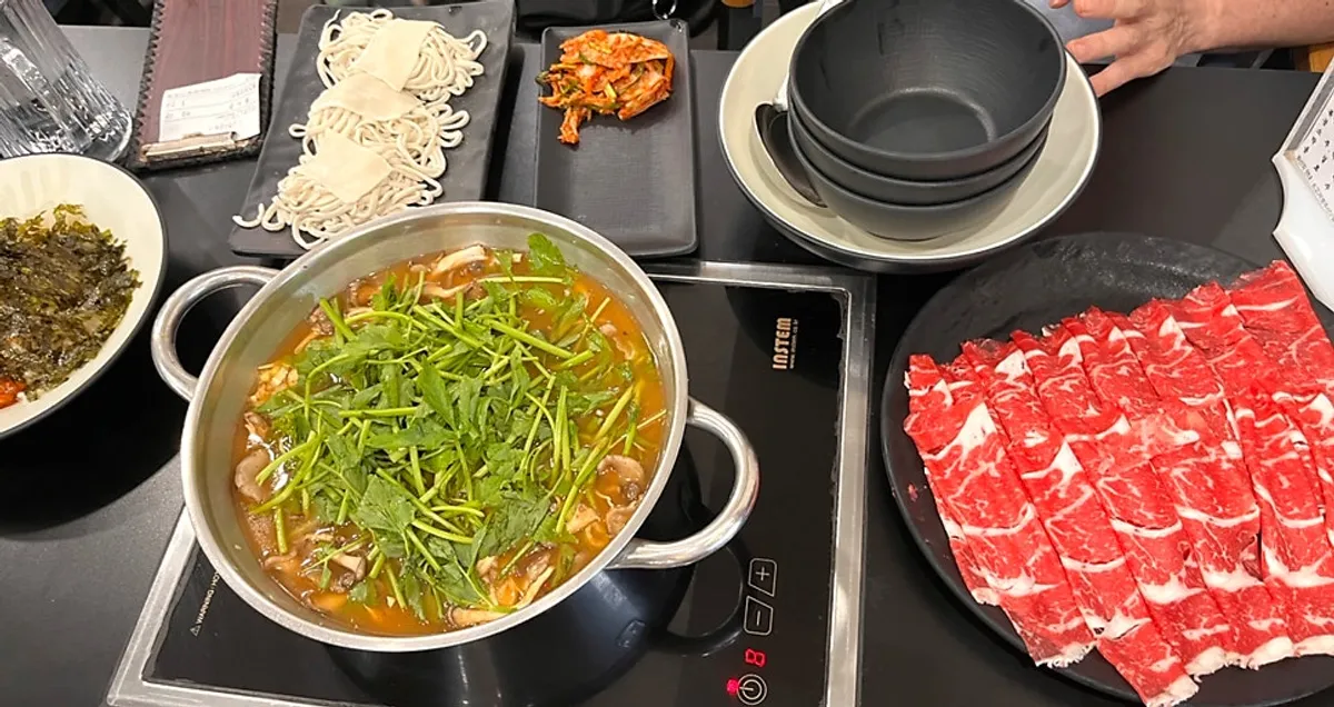 Photo showing the Yunujae Munhyeon Shabu Kalguksu restaurant sign