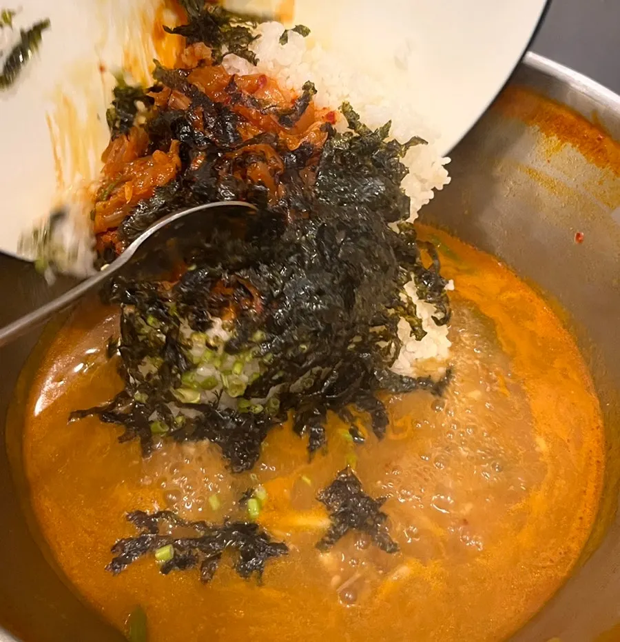 Kalguksu eaten together with kimchi