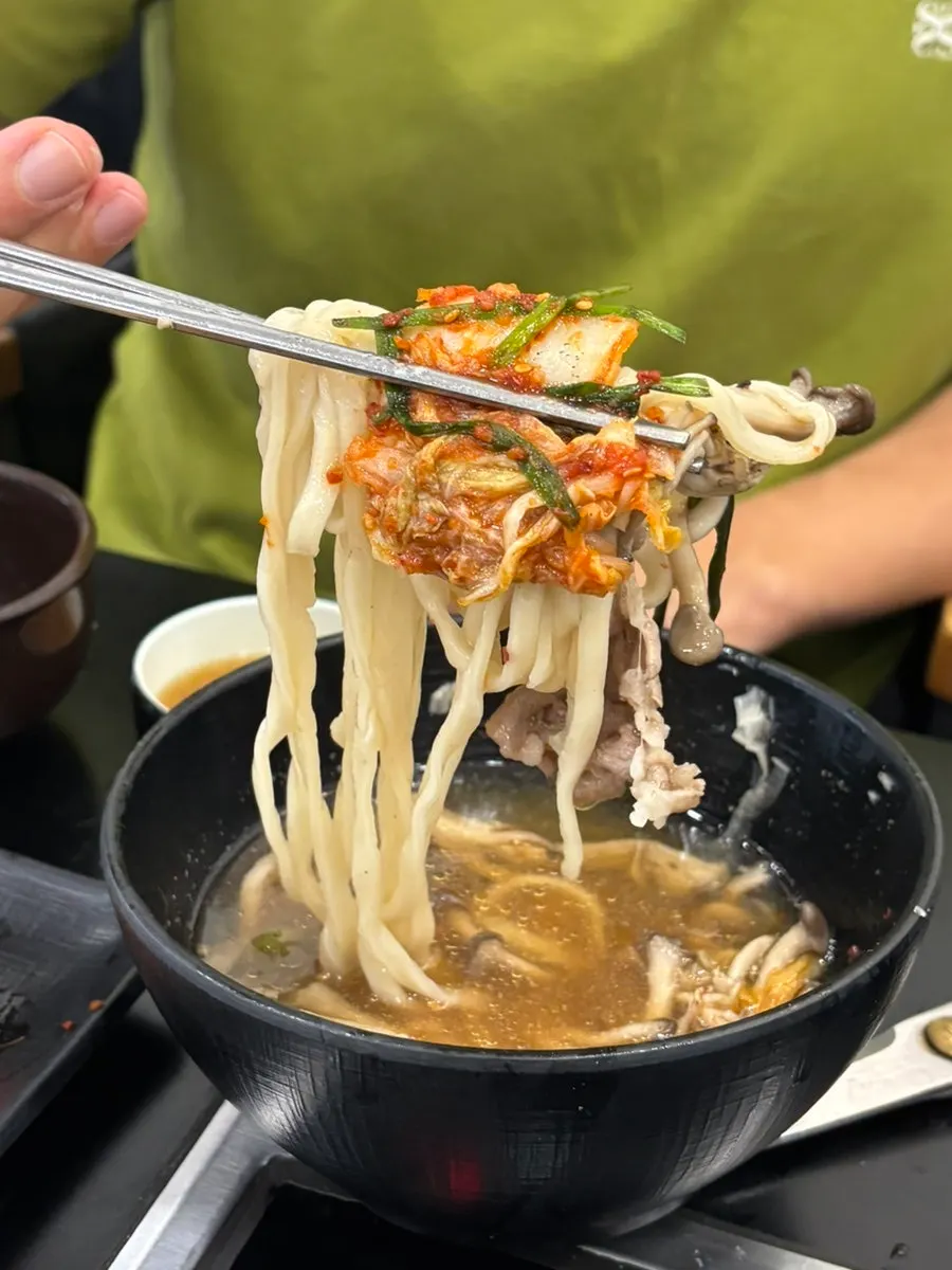 キムチを乗せて食べるシャブカルグクス