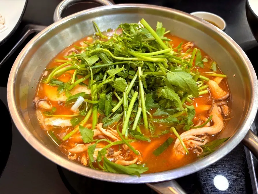 테이블에 차려진 샤브칼국수 2인 상차림
