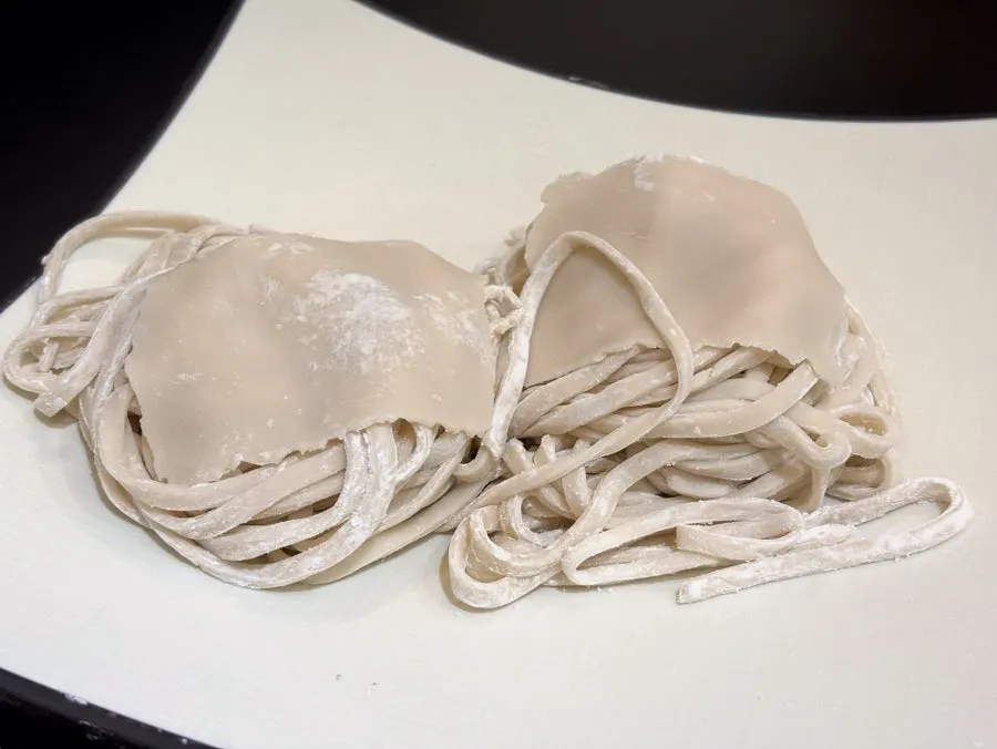 끓고 있는 샤브샤브 육수 냄비
