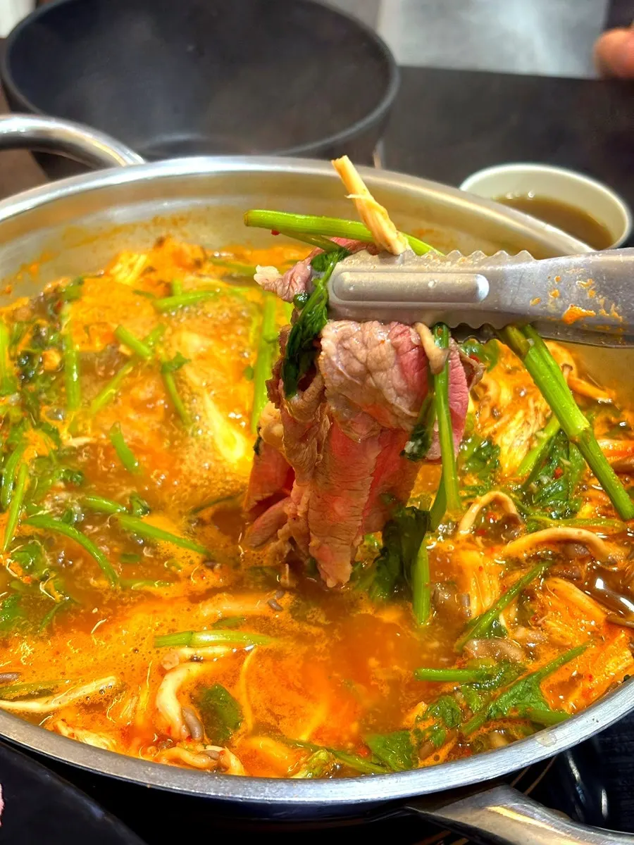 육수에 고기를 한꺼번에 넣어 익히는 모습