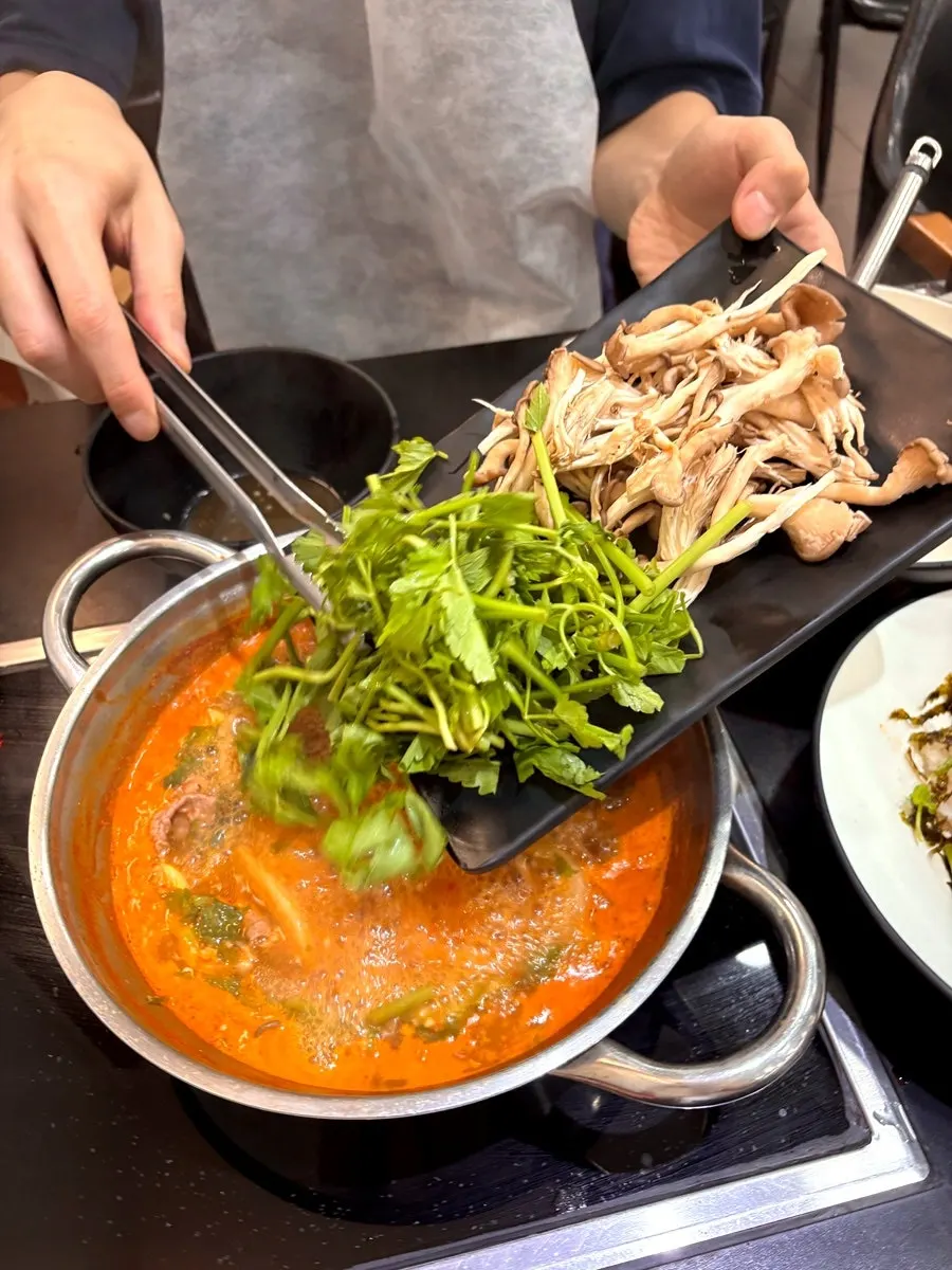 얼큰한 육수의 부산 샤브칼국수