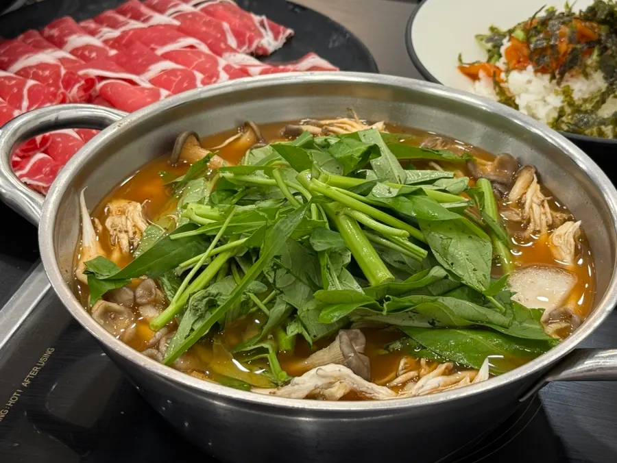 끓고 있는 빨간 육수 보통맛