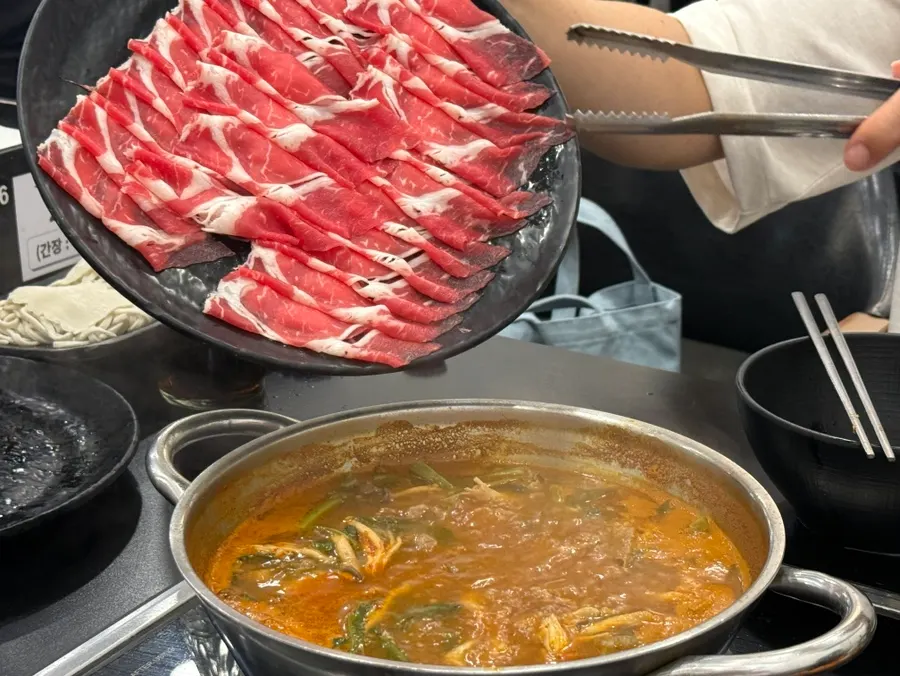 샤브 육수에서 익어가는 등심
