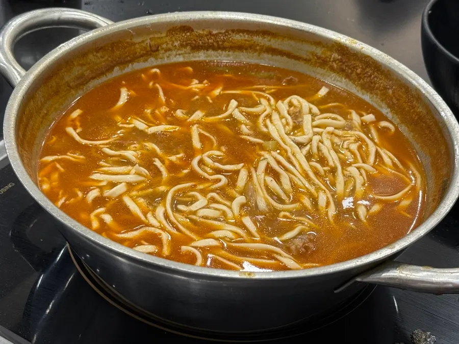 육수에 넣은 자가제면 칼국수 면