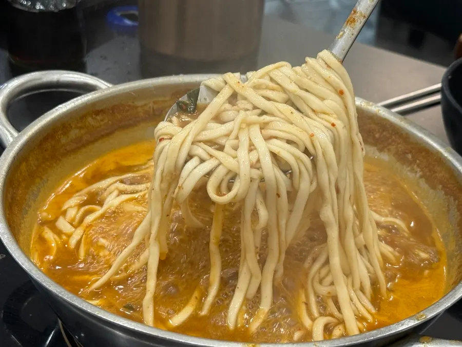 끓는 육수 속 칼국수 면