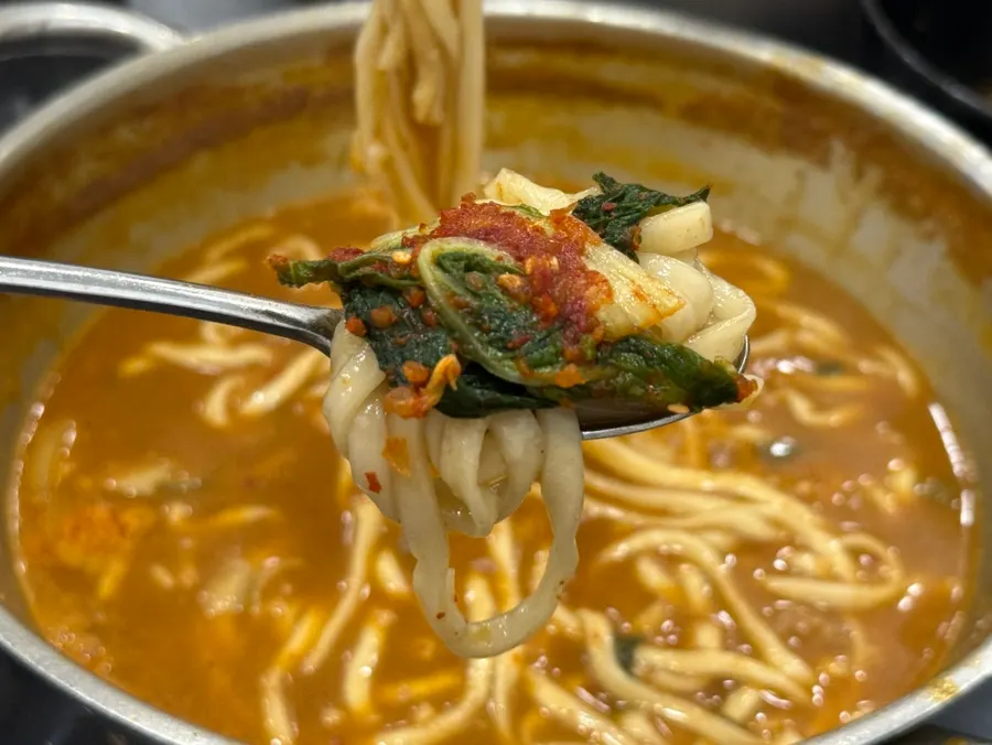 면 추가해 푸짐해진 칼국수 한 그릇