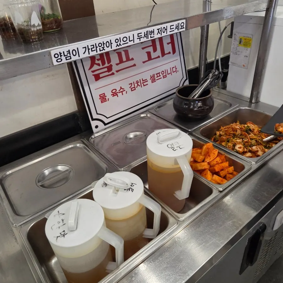 테이블 간격이 여유로운 매장 내부