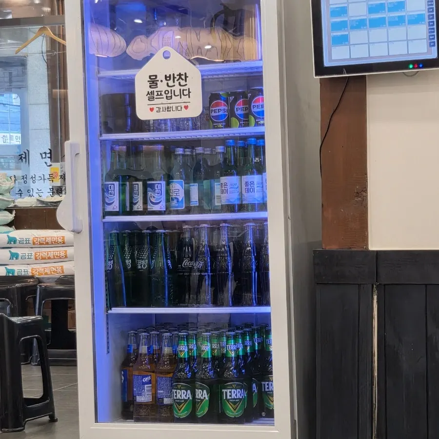 아기의자가 비치된 넓은 홀