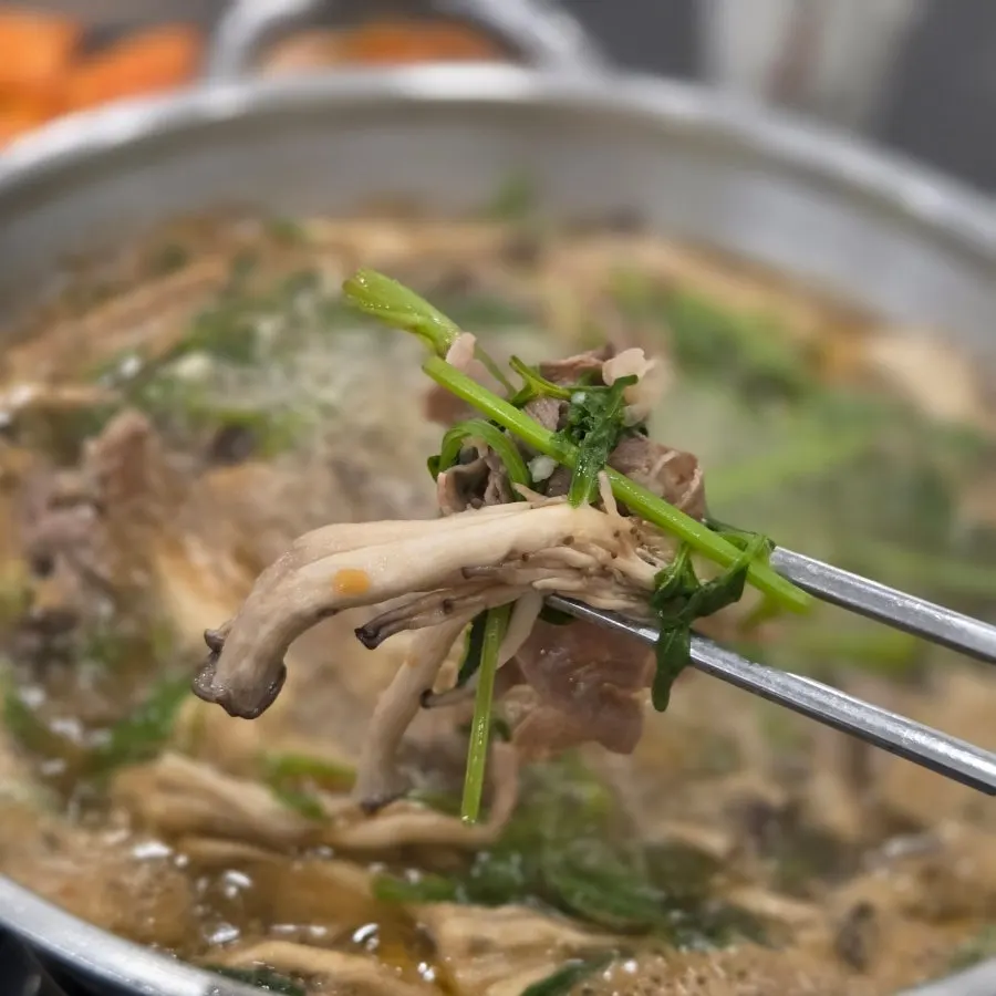 끓기 시작한 하얀 육수 냄비