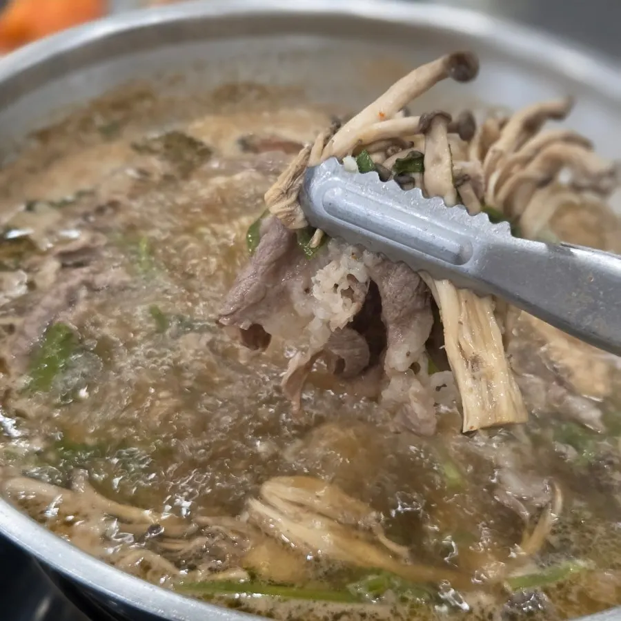 육수에 담가 익히는 소고기 샤브