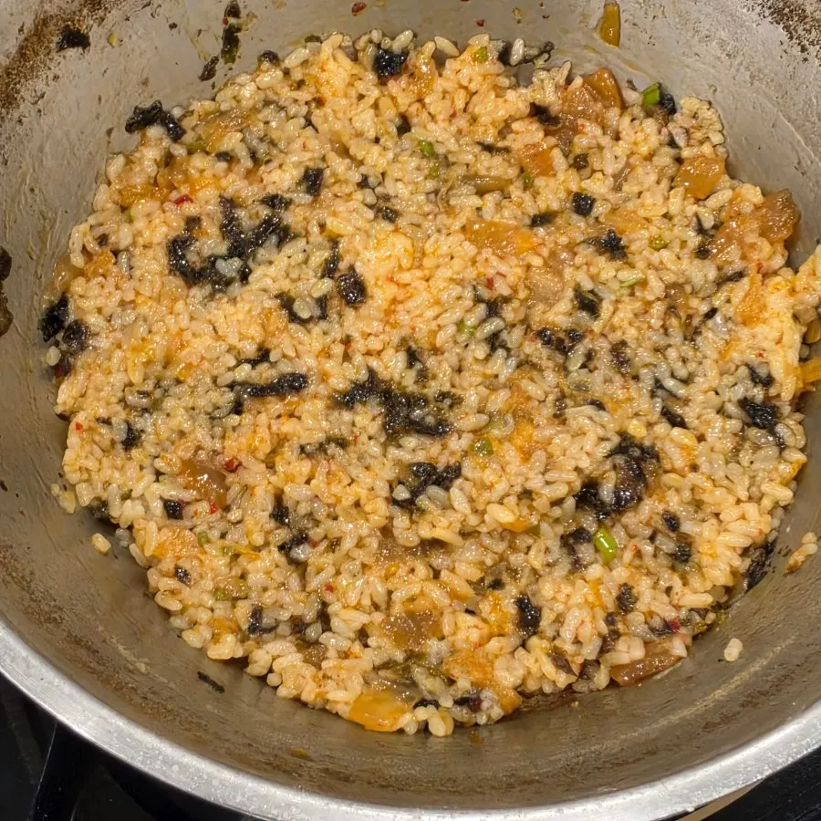 김치를 올린 칼국수 한 그릇