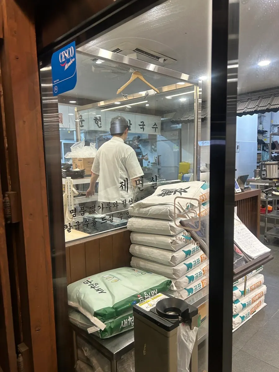 입구에 쌓인 밀가루와 자가제면 작업 공간