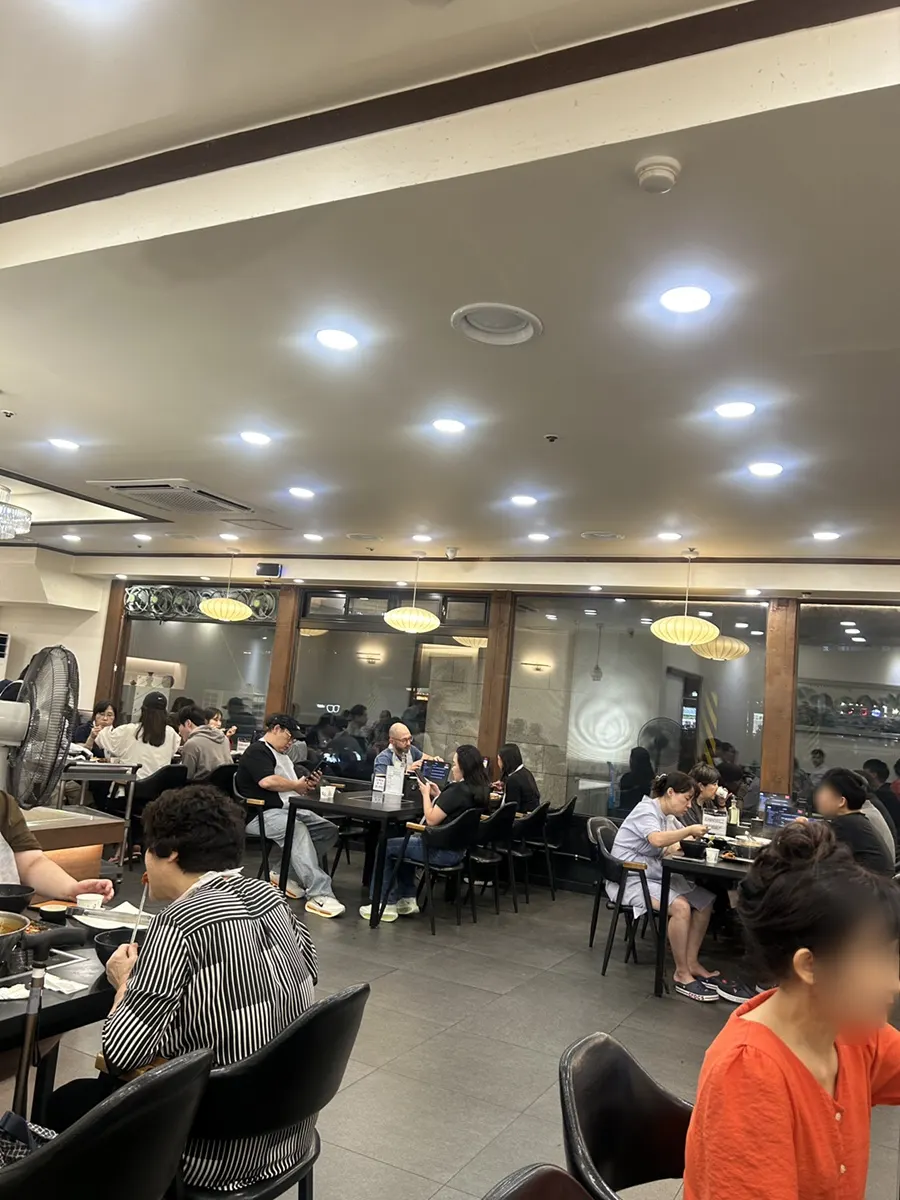 저녁 시간 손님이 가득한 매장 내부