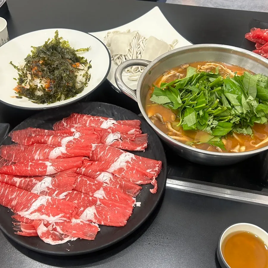끓기 전 빨간 육수와 야채 접시